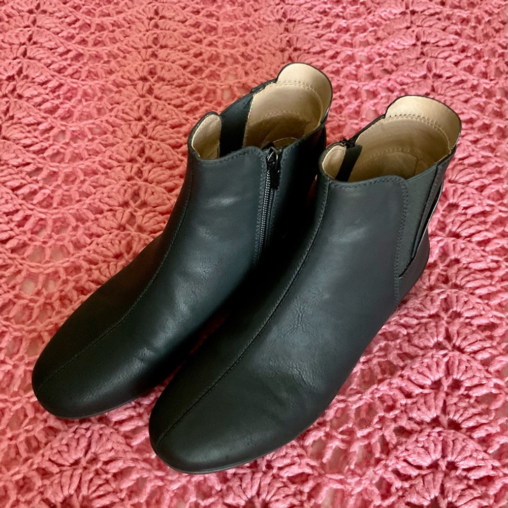LIFE STRIDE  Black Ankle Boots